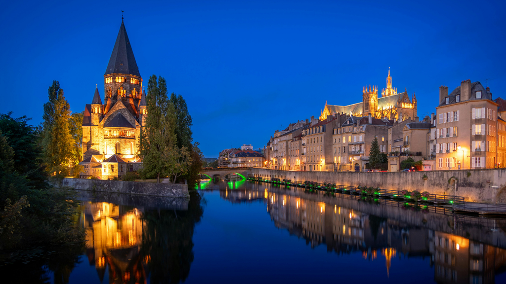 Vue nocturne époustouflante de la cathédrale de Metz et de la rivière
