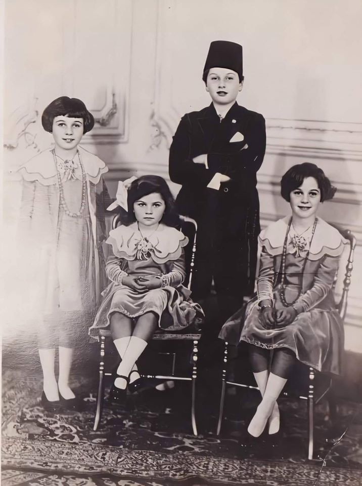 Le prince Farouk et ses soeurs les princesses Fawzia, Faiza et Faika au palais Al-Qibba, dans les années 1920.