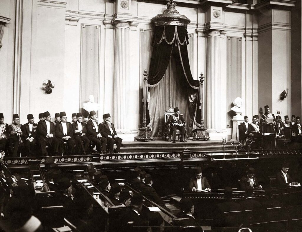 Le roi Farouk à la Chambre des représentants écoutant le discours de Moustapha el-Nahhas Pacha (1937